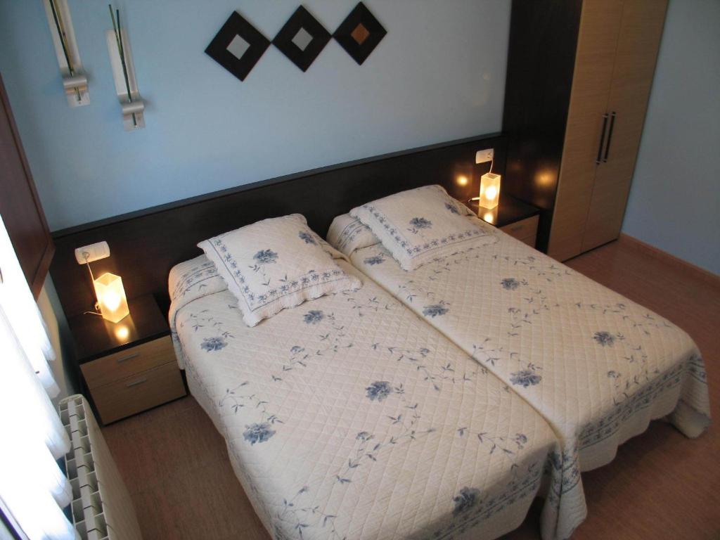 A bed or beds in a room at Apartamentos Las Rosas