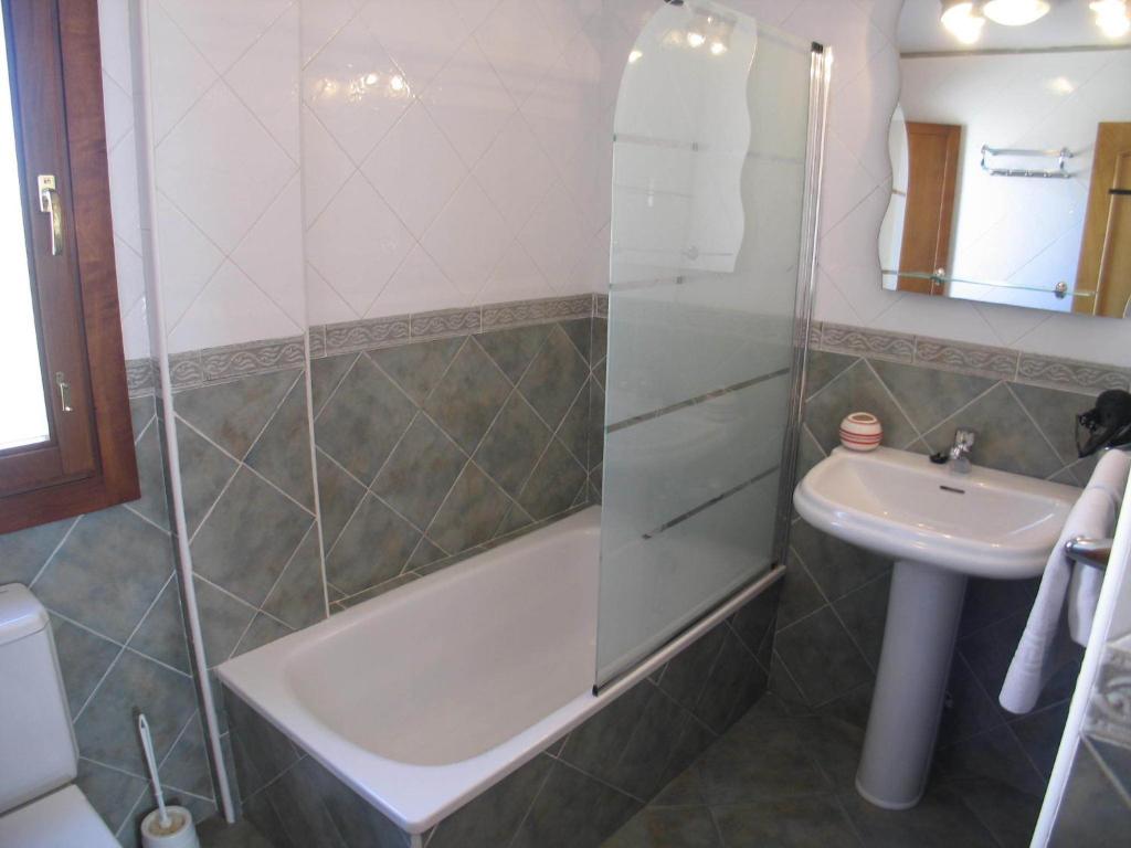 A bathroom at Apartamentos Las Rosas