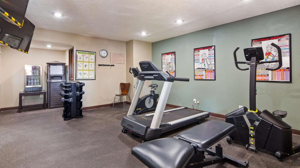 Fitness centrum a/nebo fitness zařízení v ubytování Best Western InnSuites Tucson Foothills Hotel & Suites