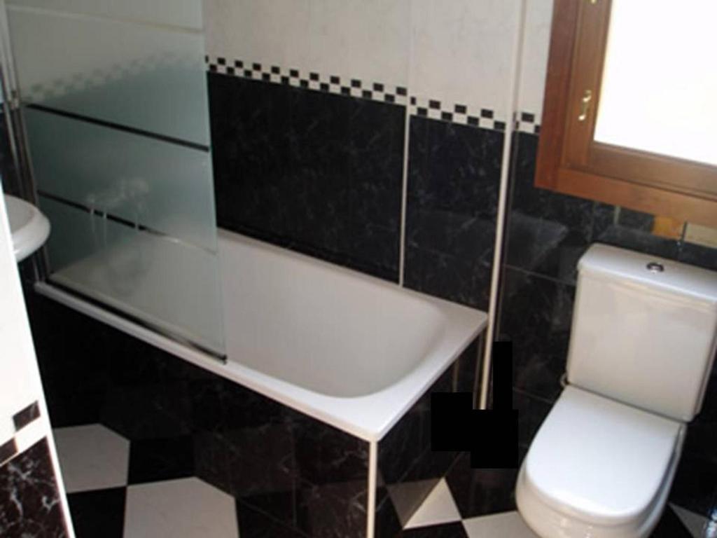 A bathroom at Apartamentos Las Rosas
