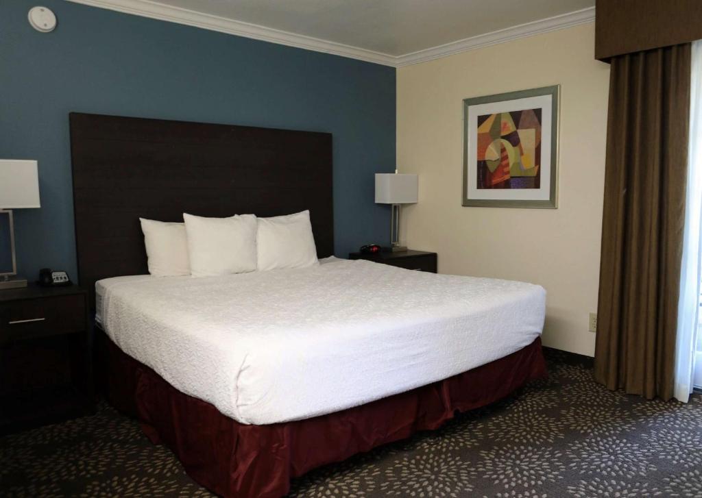Postel nebo postele na pokoji v ubytování Best Western InnSuites Tucson Foothills Hotel & Suites