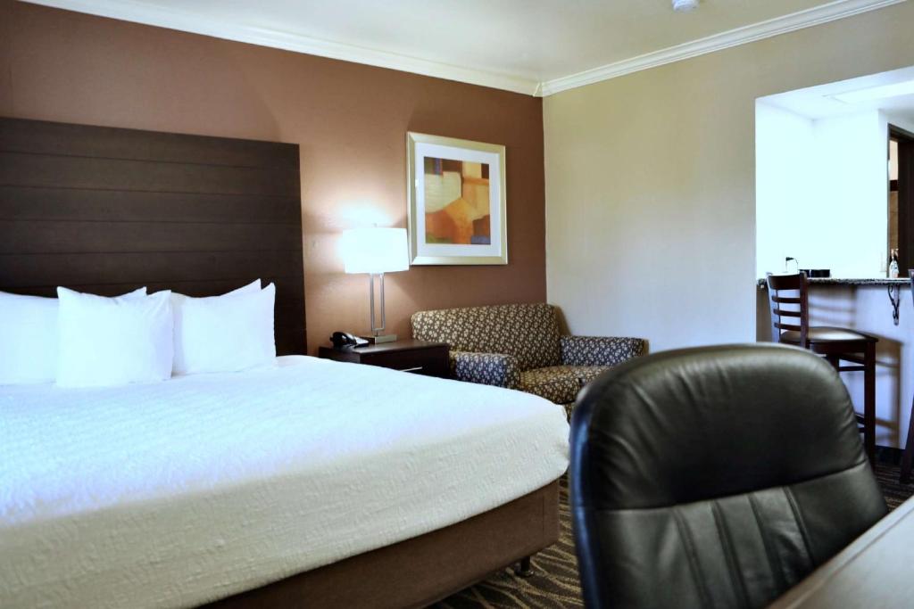 Postel nebo postele na pokoji v ubytování Best Western InnSuites Tucson Foothills Hotel & Suites