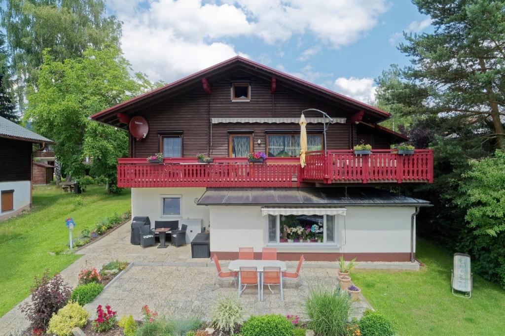 una casa con un balcón rojo encima en Bayerwaldhäusl, en Arrach