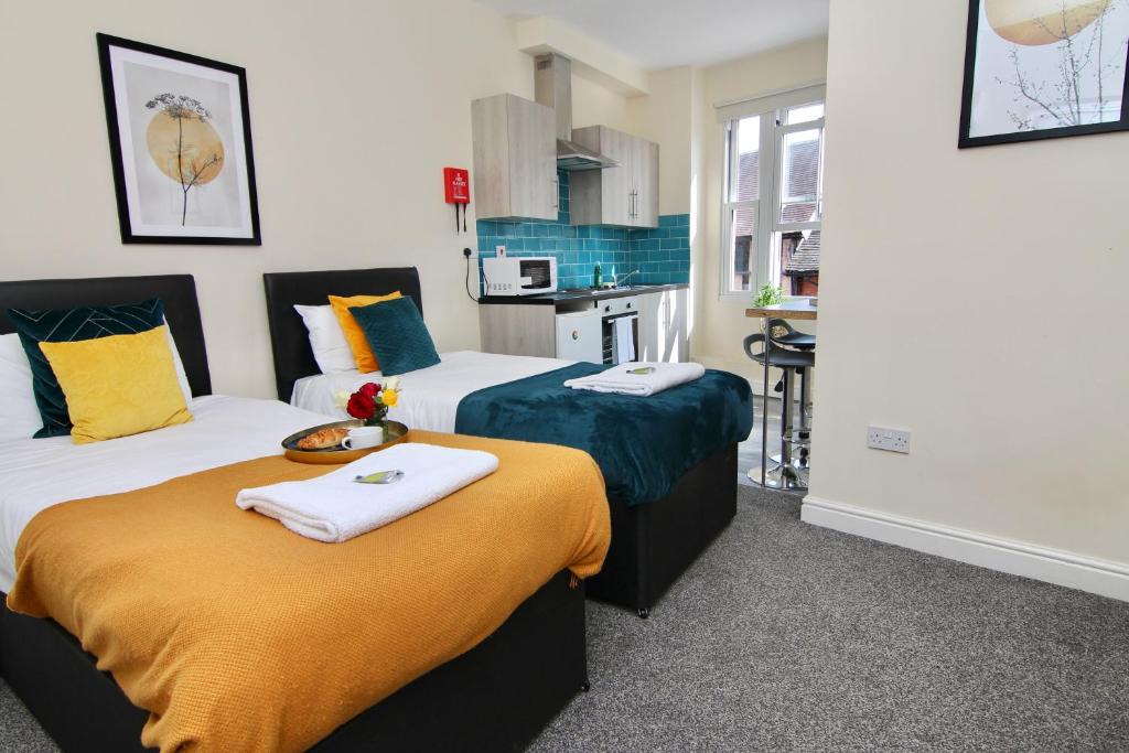una camera d'albergo con due letti e una cucina di Twin Bed Studio Near Train Station, Netflix, WiFi a Coventry