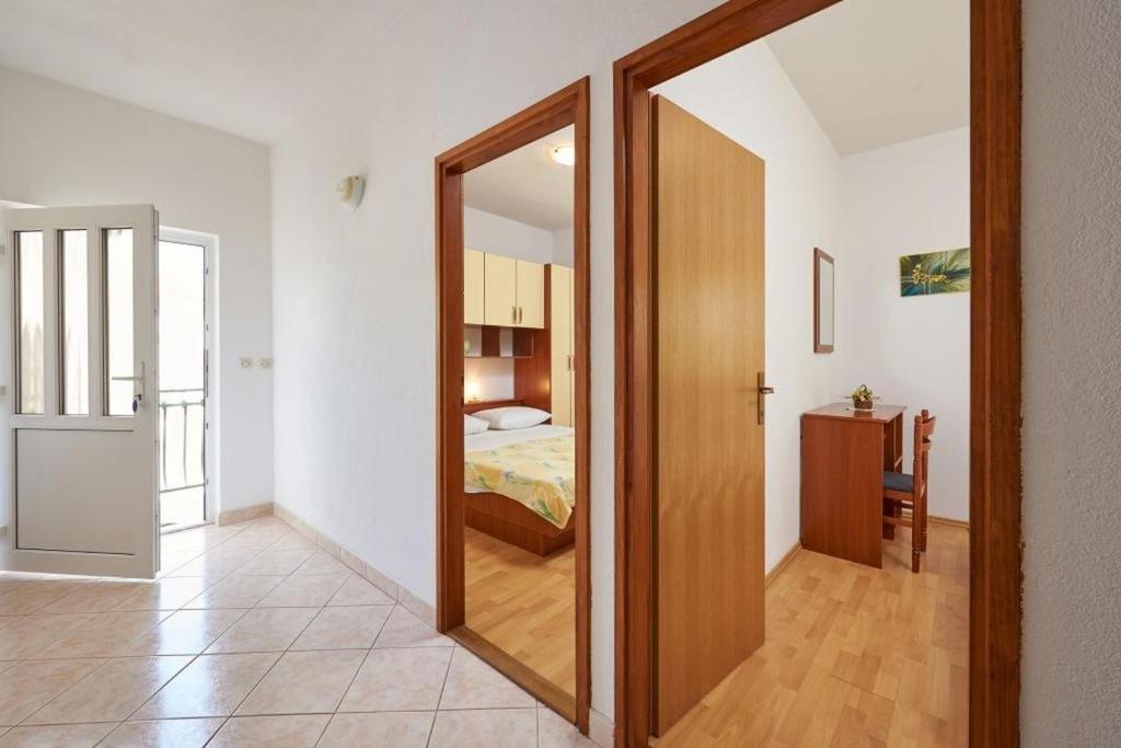 Posteľ alebo postele v izbe v ubytovaní Apartment in Seget Vranjica with sea view, balcony, air conditioning, WiFi 5052-3