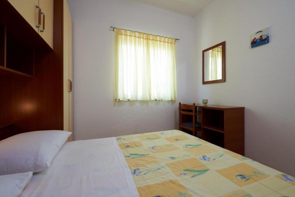 Posteľ alebo postele v izbe v ubytovaní Apartment in Seget Vranjica with sea view, balcony, air conditioning, WiFi 5052-3