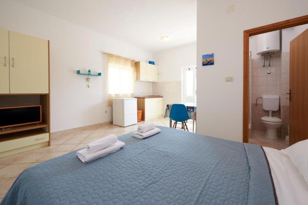Studio apartment in Seget Vranjica with terrace, air conditioning, WiFi, washing machine 5052-2