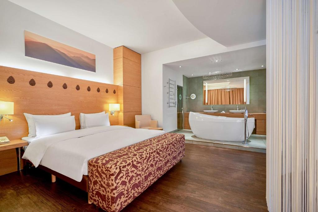Postel nebo postele na pokoji v ubytování Radisson Blu Resort Bukovel