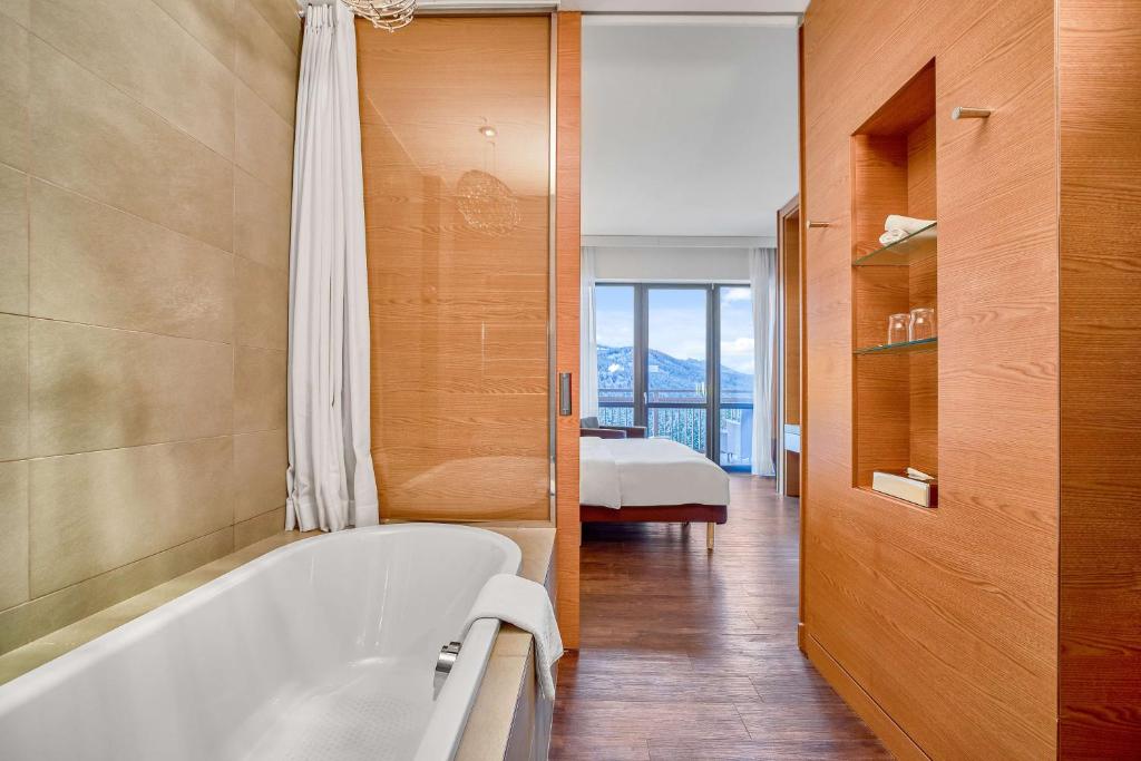Postel nebo postele na pokoji v ubytování Radisson Blu Resort Bukovel
