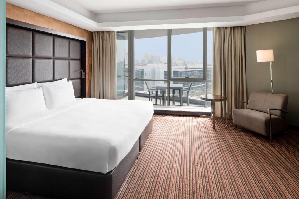 Ліжко або ліжка в номері Radisson Blu Hotel, Dubai Media City