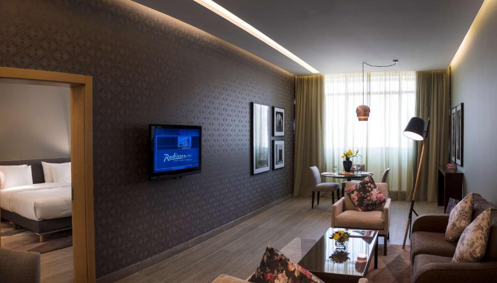 TV a/nebo společenská místnost v ubytování Radisson Blu Hotel, Beirut Verdun