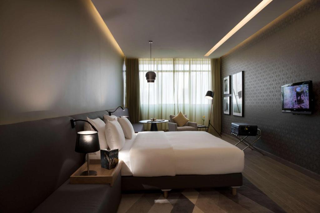 Postel nebo postele na pokoji v ubytování Radisson Blu Hotel, Beirut Verdun
