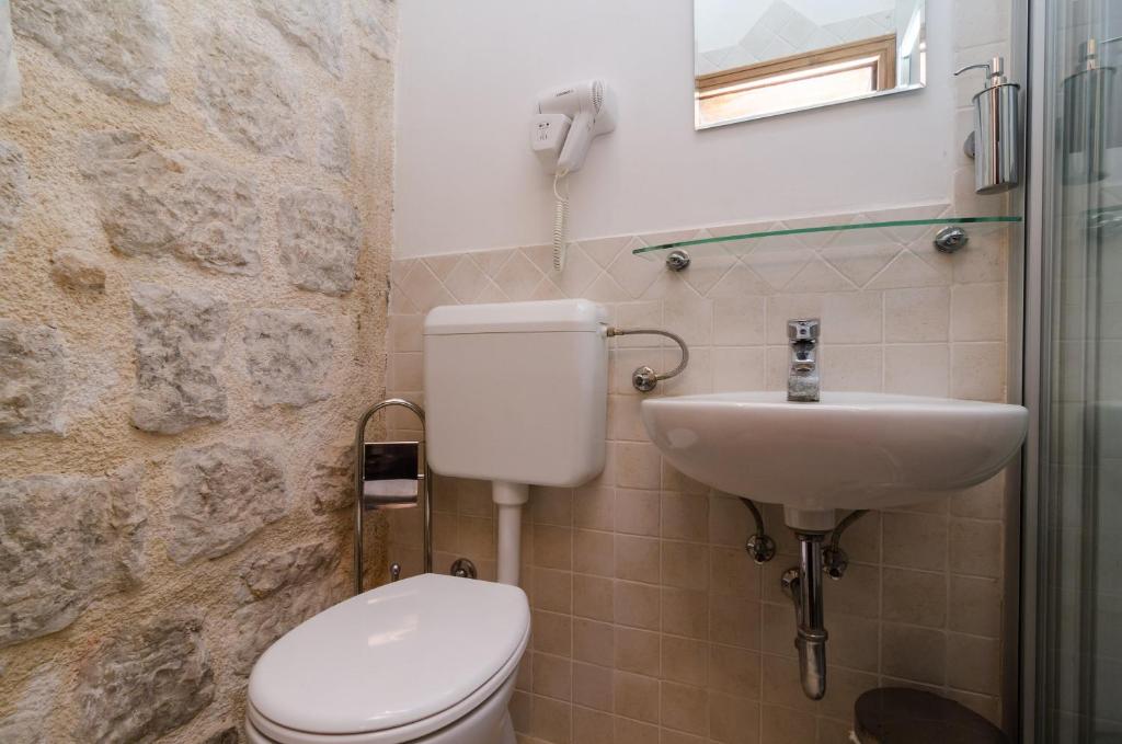 Eddie's Sea View Rooms Old Town - 10