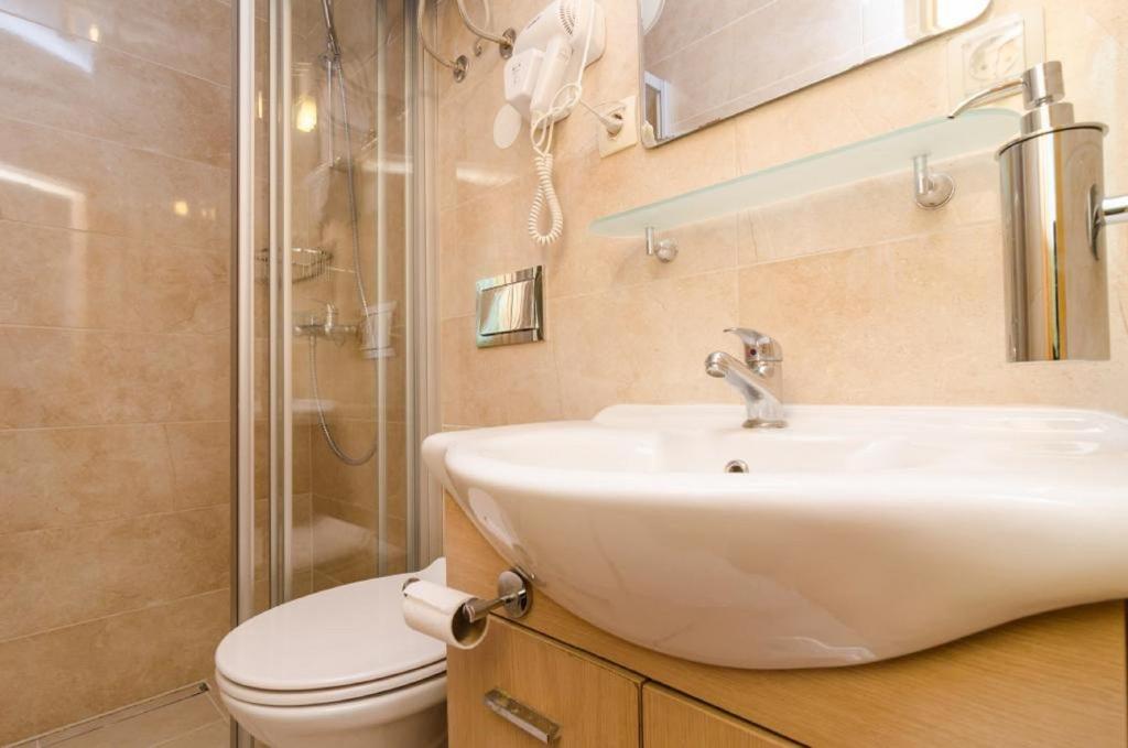 Eddie's Sea View Rooms Old Town - 6