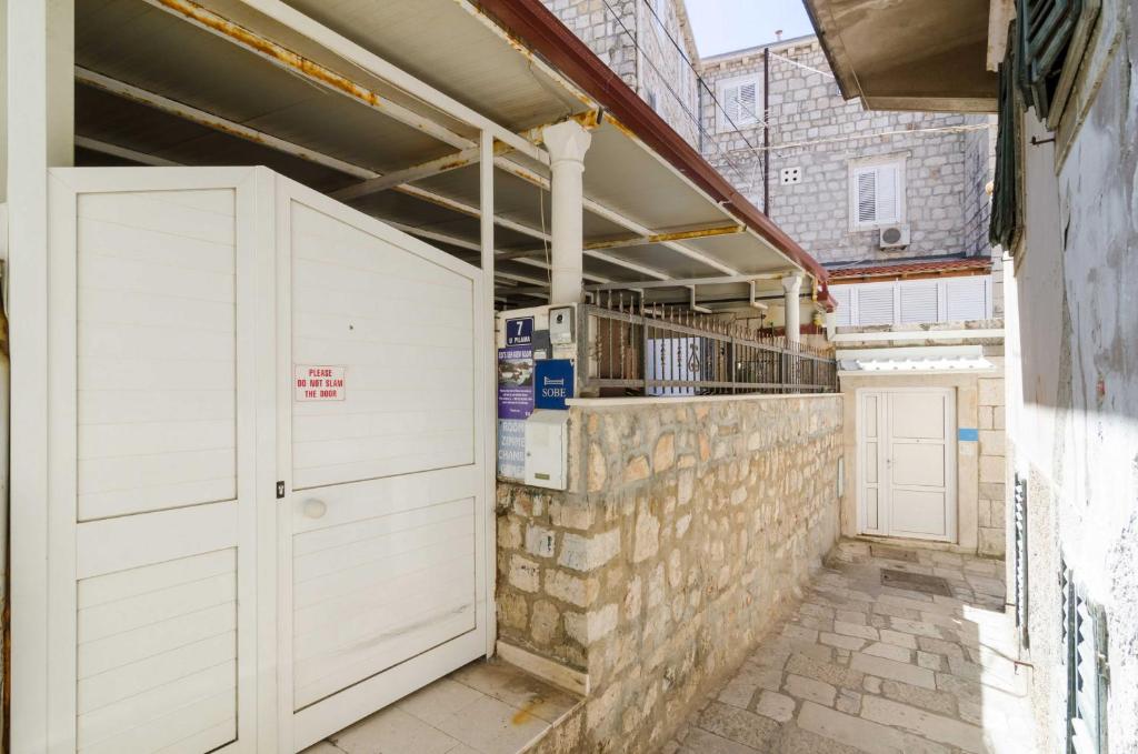 Eddie's Sea View Rooms Old Town - 13