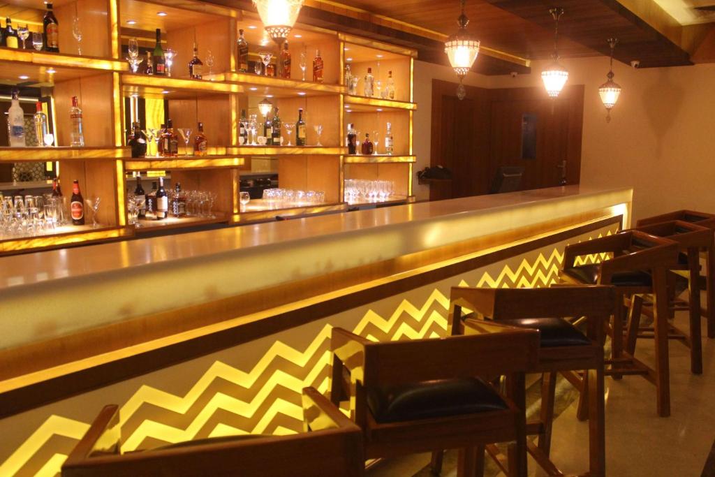 Lounge nebo bar v ubytování Ramada by Wyndham Varanasi Katesar