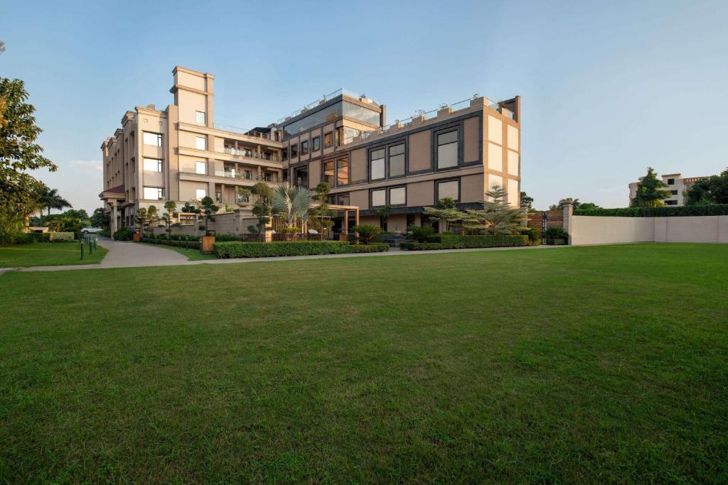 Zahrada ubytování Ramada by Wyndham Varanasi Katesar