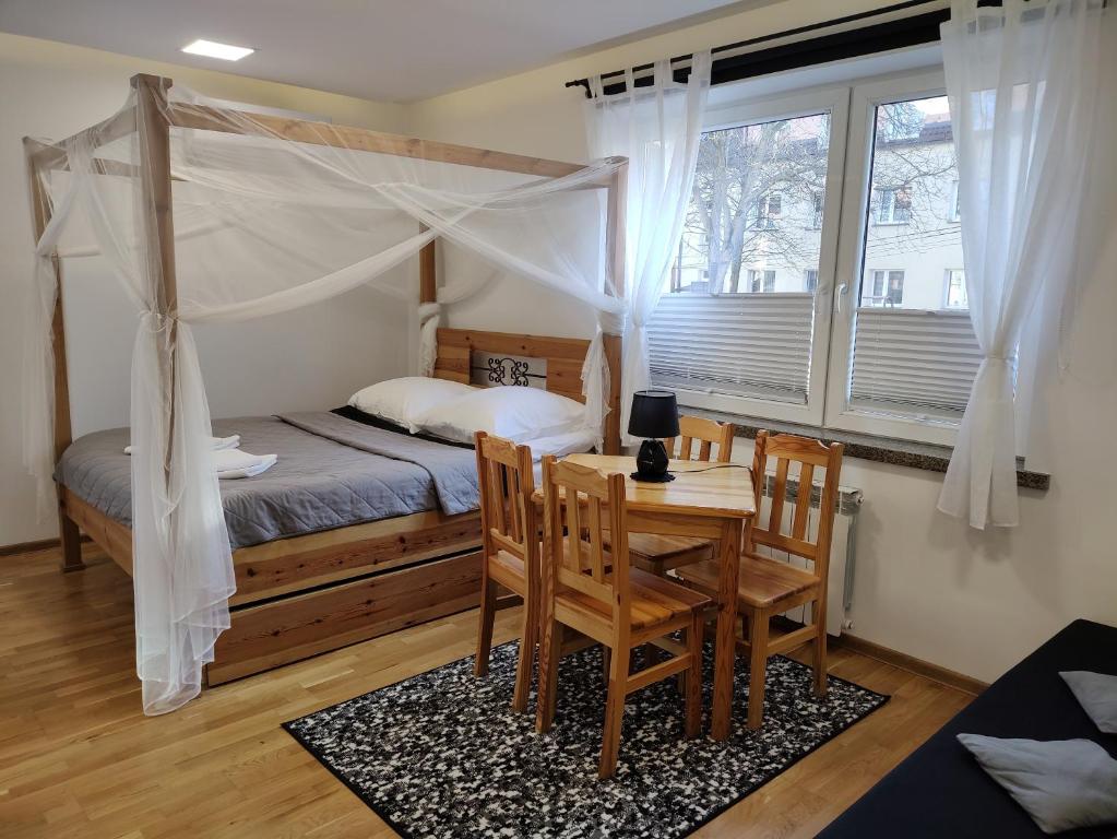 Ένα ή περισσότερα κρεβάτια σε δωμάτιο στο Apartament pod Zamkiem