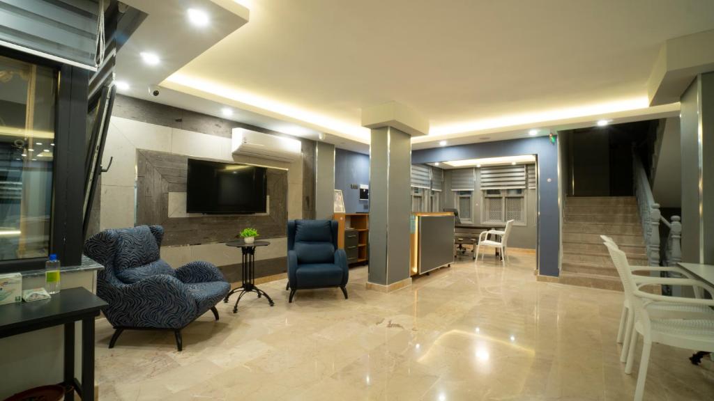 A television and/or entertainment centre at OPERA Hotel Antalya