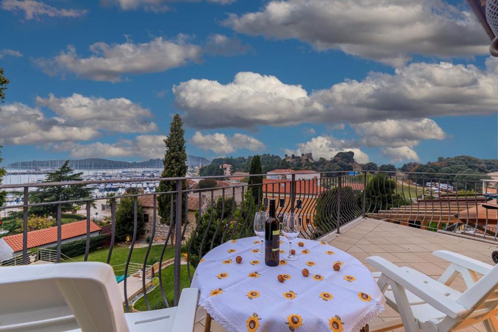 einen Tisch und Stühle auf einem Balkon mit Aussicht in der Unterkunft Apartments Sbardella in Vrsar