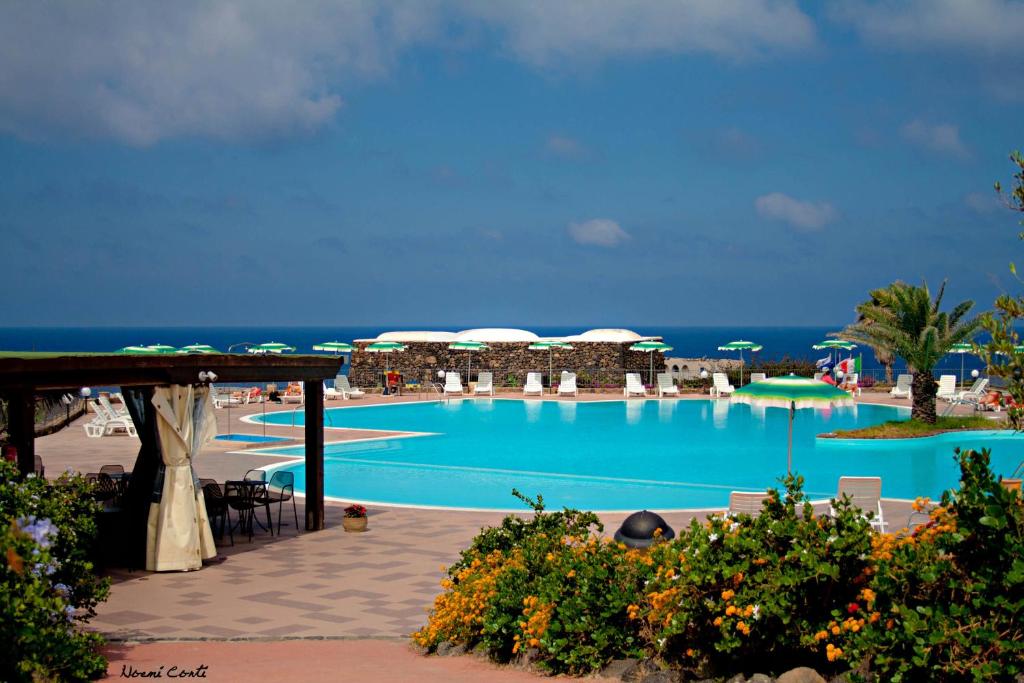 vista sulla piscina di un resort di Suvaki Resort a Pantelleria