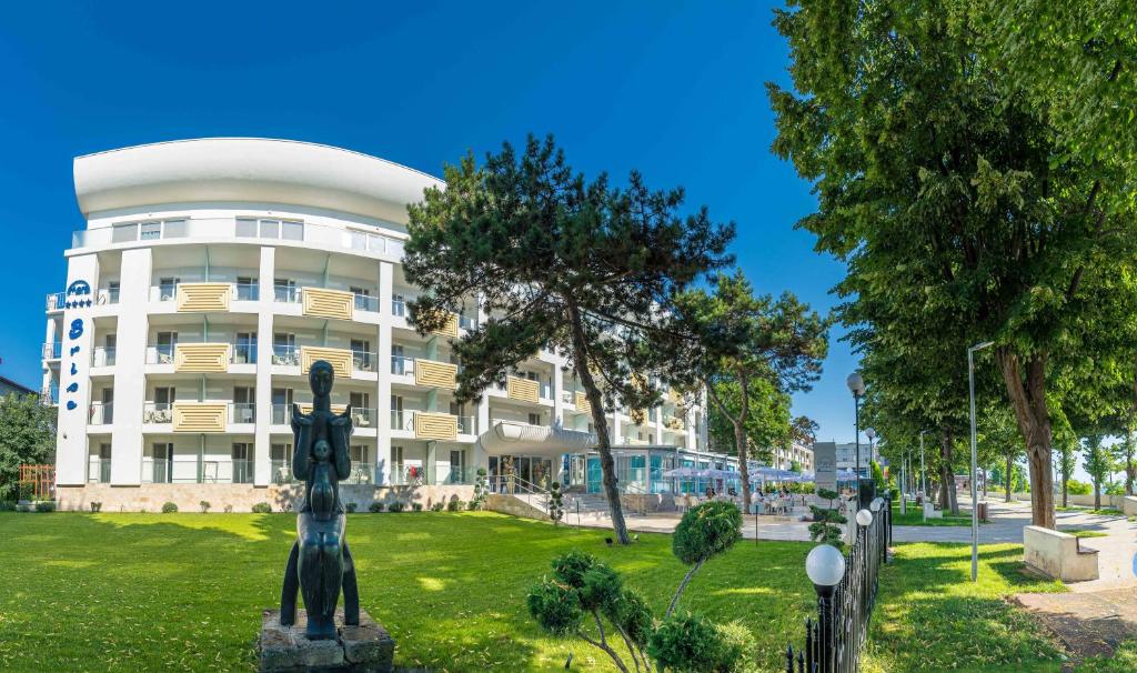 une statue dans un parc en face d'un bâtiment dans l'établissement Mera Brise, à Mangalia