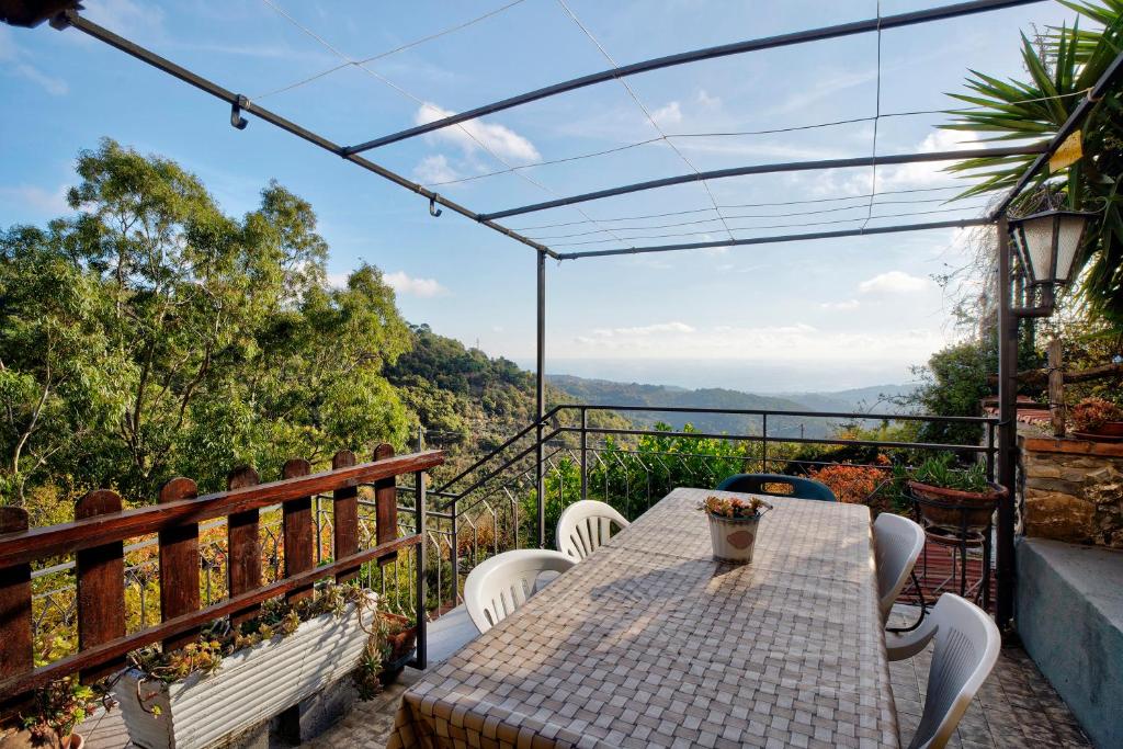 einen Tisch und Stühle auf einem Balkon mit Aussicht in der Unterkunft Dacia tra Cielo e Mare in Villa Faraldi