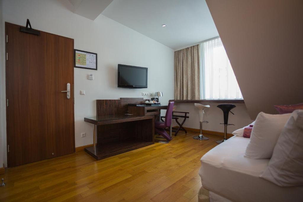 TV a/nebo společenská místnost v ubytování Best Western Plus Hotel Arcadia