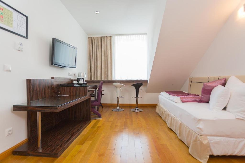TV a/nebo společenská místnost v ubytování Best Western Plus Hotel Arcadia
