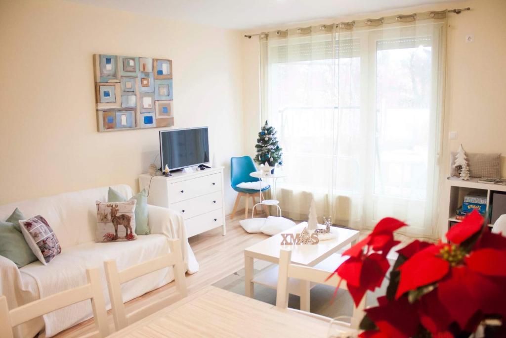 TV a/nebo společenská místnost v ubytování Azúr Apartman Keszthely