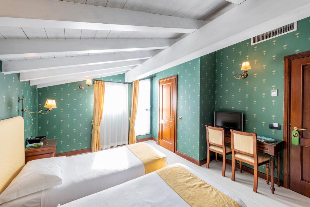 Een bed of bedden in een kamer bij Hotel Du Lac Menaggio