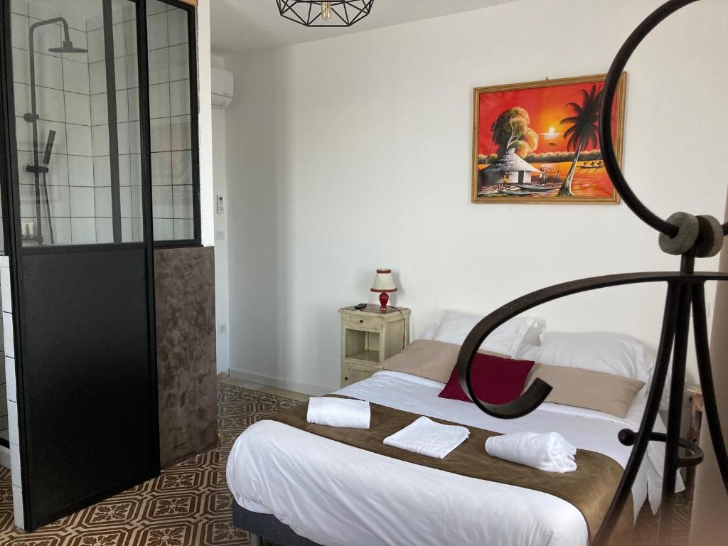 Postel nebo postele na pokoji v ubytování Hôtel La Demeure Coloniale