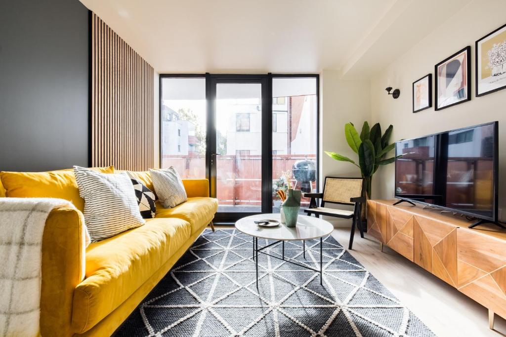 The Heart of North Kensington - Modern 2BDR Flat with Balcony