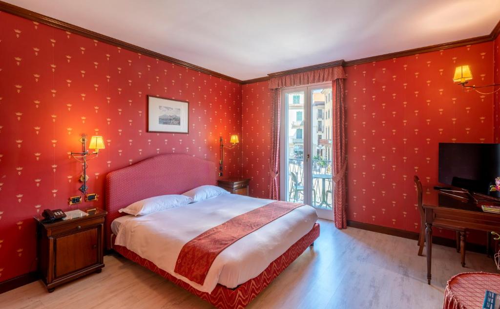 Een bed of bedden in een kamer bij Hotel Du Lac Menaggio