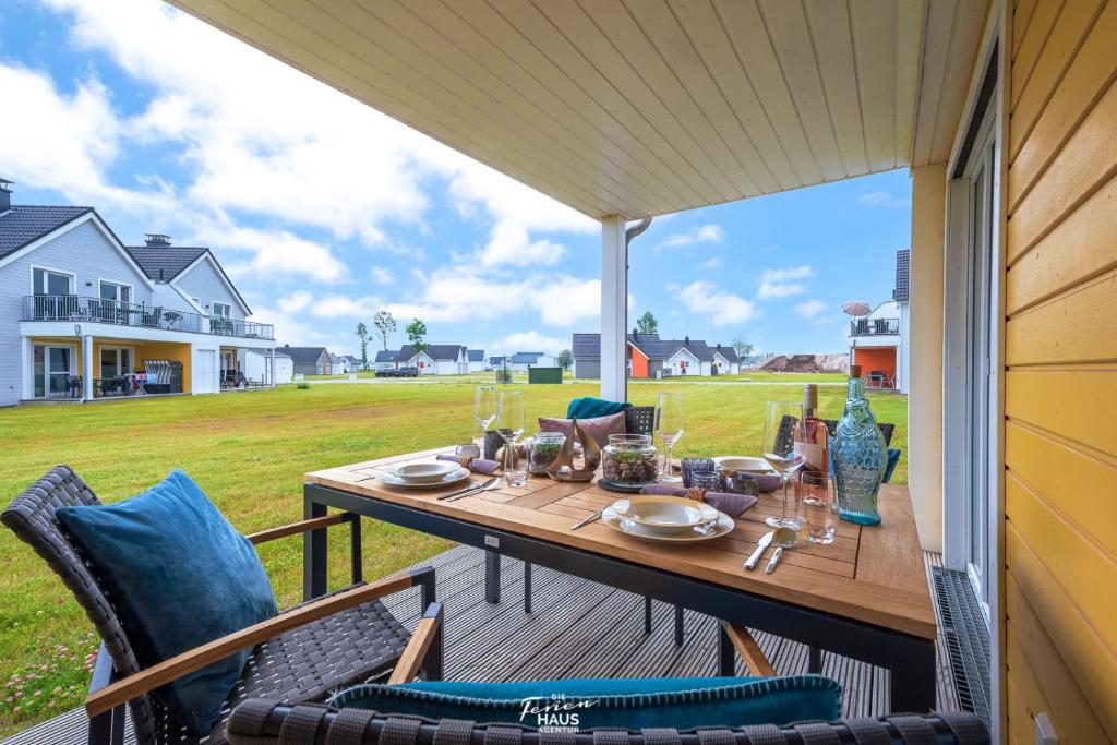 een tafel op de achterveranda van een huis bij Pierstern 53 in Olpenitz