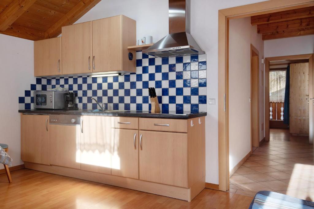 A kitchen or kitchenette at Apt Talblick Hinterproslhof
