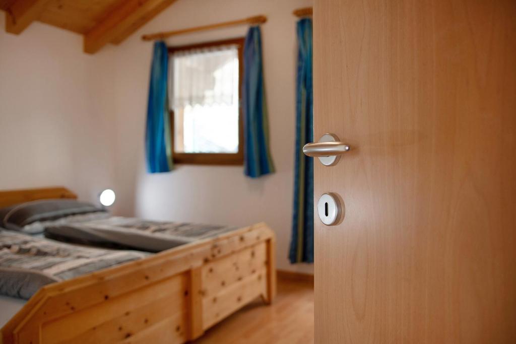 A bed or beds in a room at Apt Talblick Hinterproslhof