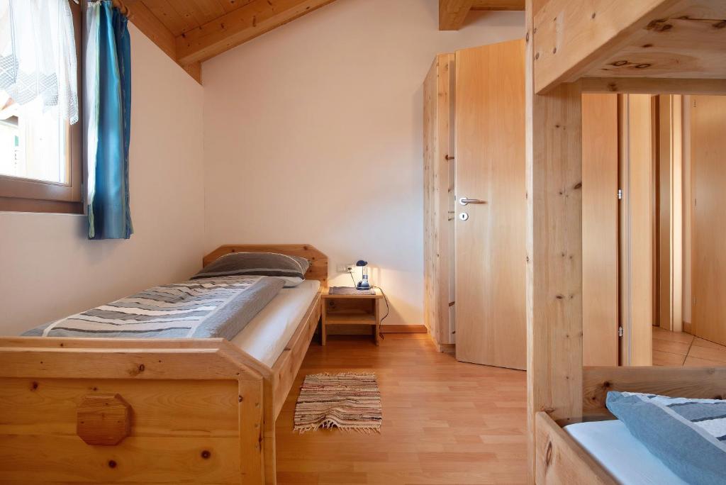 A bed or beds in a room at Apt Talblick Hinterproslhof