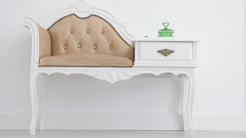 einen weißen Schminktisch mit einem weißen Stuhl in der Unterkunft City Balcony in Ponta Delgada