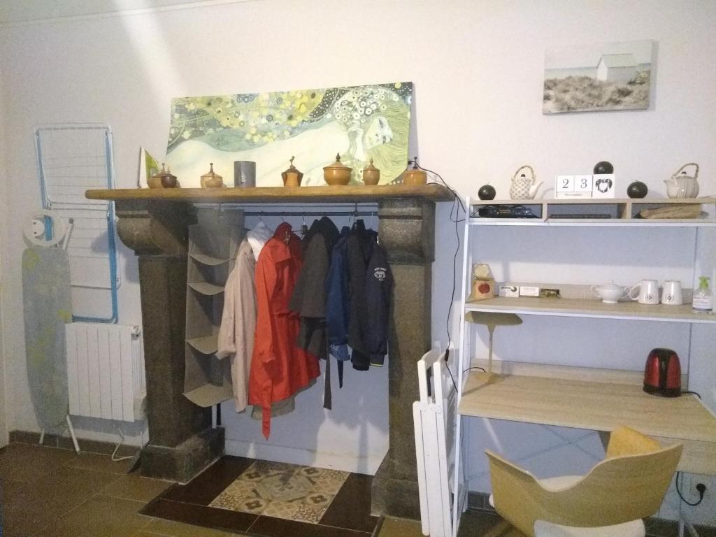 a room with a shelf and a closet with clothes at Location Chambre Sare Larhun Zola 2022 in Sare
