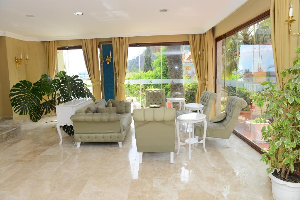 A seating area at Ölüdeniz Turquoise Hotel - All Inclusive