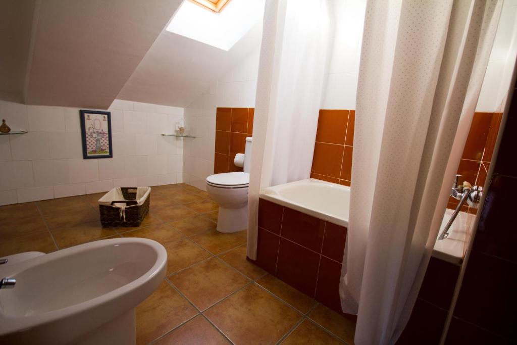 Koupelna v ubytování Hotel Rural Valle del Tuejar