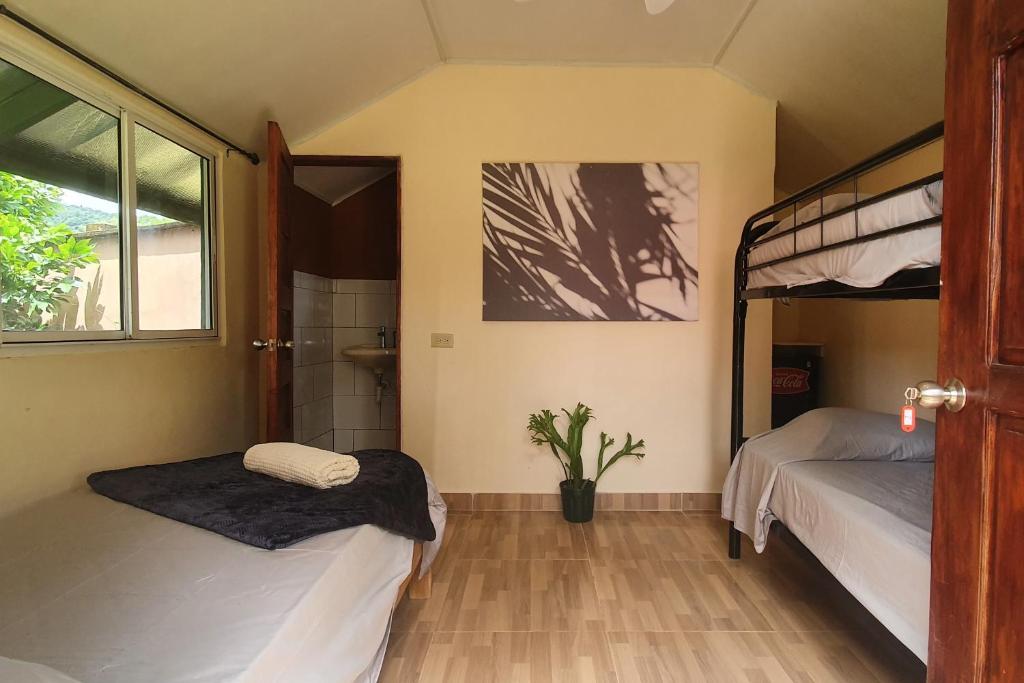 Łóżko lub łóżka piętrowe w pokoju w obiekcie LOS PINOS DE TORIO