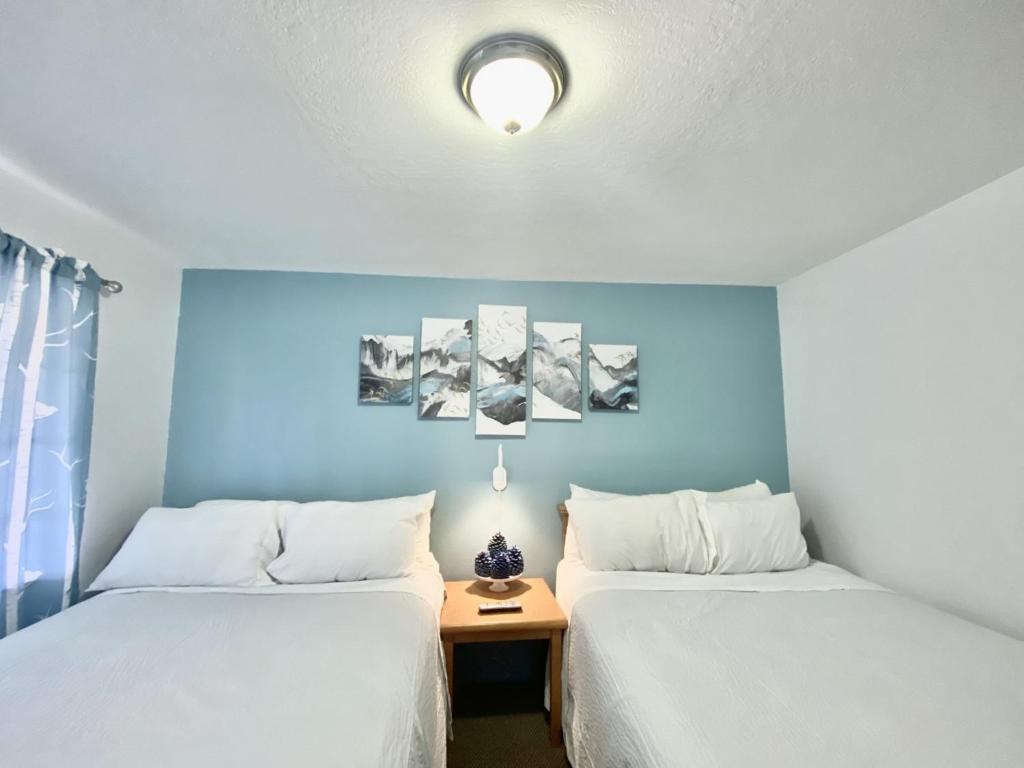 Postel nebo postele na pokoji v ubytování Bluebird Day Inn & Suites