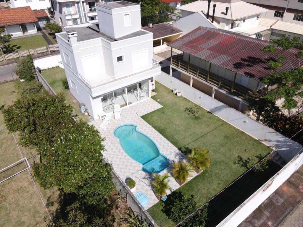 an aerial view of a house with a swimming pool at Casa da Lis com Piscina in Palhoça
