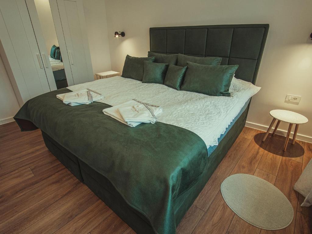 Posteľ alebo postele v izbe v ubytovaní APARTMANI INFINITY