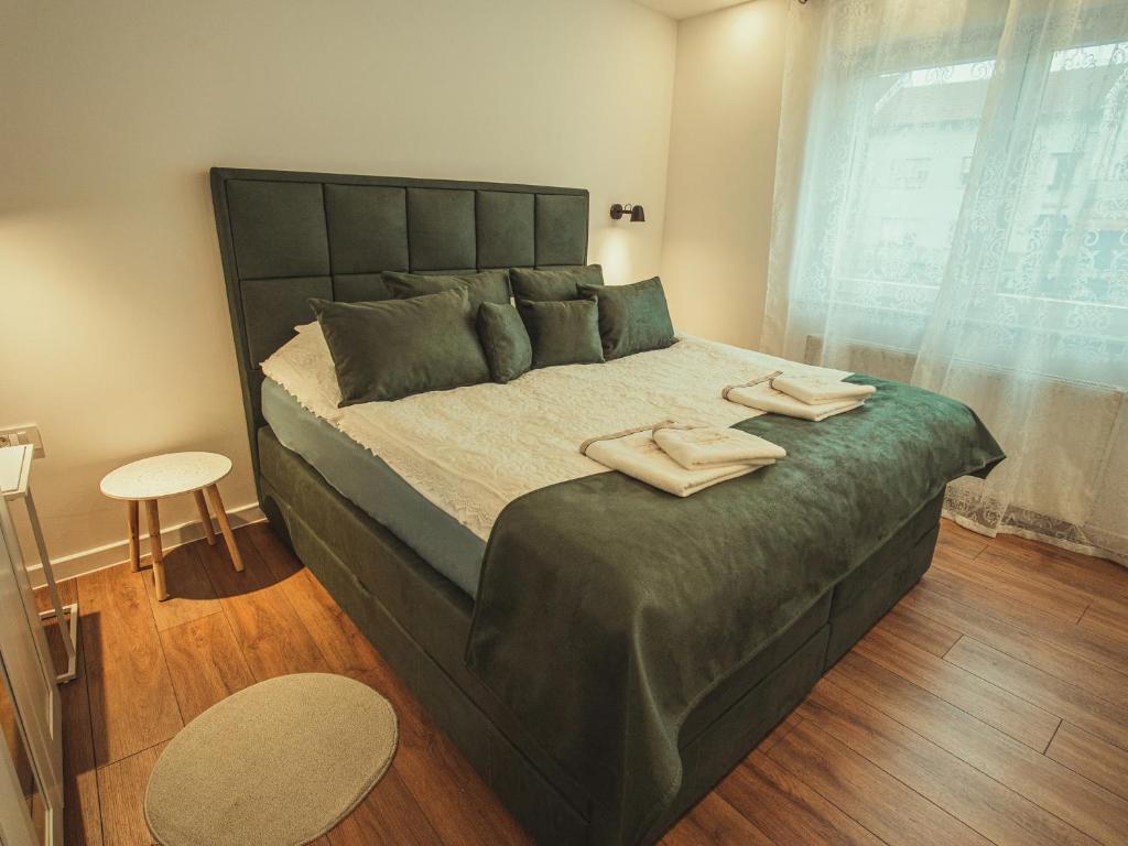 Posteľ alebo postele v izbe v ubytovaní APARTMANI INFINITY