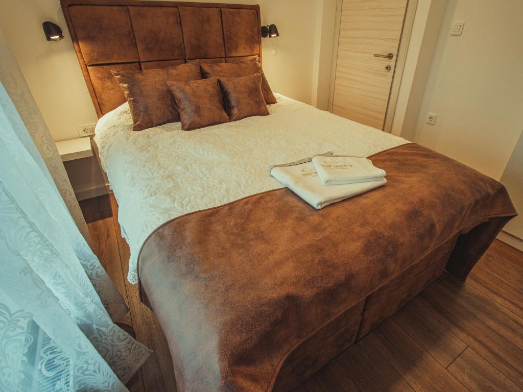 Posteľ alebo postele v izbe v ubytovaní APARTMANI INFINITY