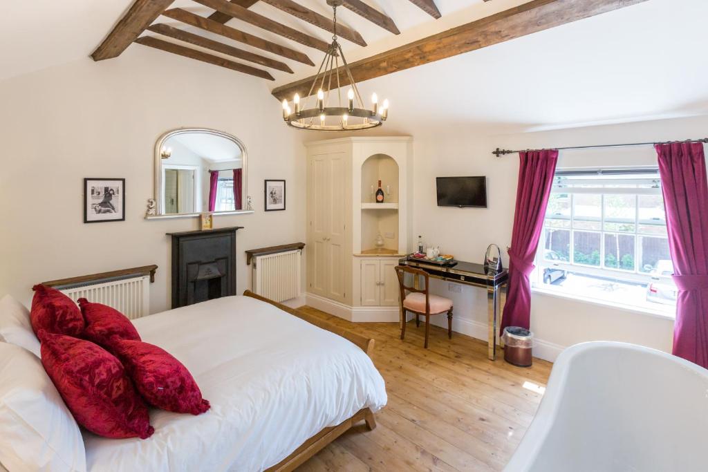 Postel nebo postele na pokoji v ubytování The Dog & Gun Inn