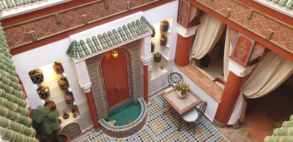 una vista aérea de una casa con puerta en Riad Souad Marrakech, en Marrakech